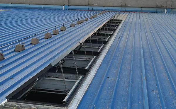 某城市大型商业综合体中庭城固排烟窗工程